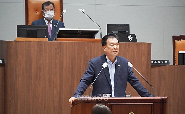 방 의원은 이 같은 사실을 거론하며 “현재로서는 김 지사가 고도의 정치력을 발휘해 중앙정부를 설득하는 길 밖에 방법이 없어보인다”며 삽교역 설치를 위한 국비확보 계획과 지연 시 지방비 확보 대책 등을 물었다. (사진=굿모닝충청 이종현 기자)
