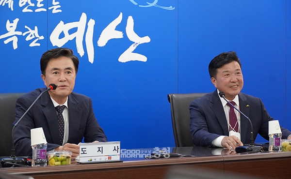 김태흠 충남지사가 덕산온천의 내포신도시 편입 대신 민간개발을 유도하겠다는 입장을 밝혔다. (김태흠 충남지사와 최재구 예산군수. 사진=굿모닝충청 이종현 기자)