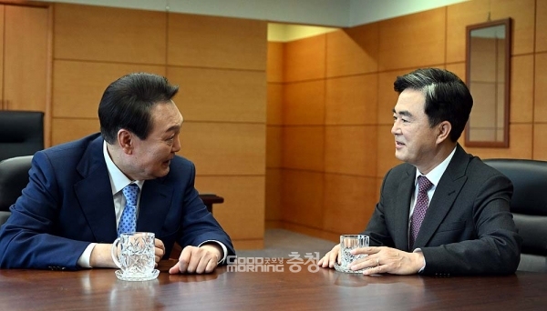 김태흠 충남지사는 이달 중순 윤석열 대통령과 만나 주요 지역 현안에 대한 지원을 요청할 예정이다. 그 형식과 함께, 시간이 얼마나 될지 모르겠지만 도정의 입장에서는 민선8기 4년의 향배를 결정짓는 중차대한 계기가 될 것임은 분명해 보인다. (자료사진/ 굿모닝충청=김갑수 기자)