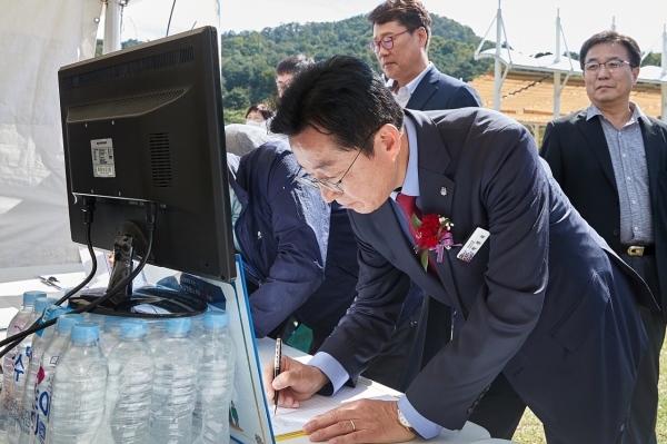 4일 신정호 잔디광장에서 열린 제28회 아산시민의 날 기념식에서 박경귀 아산시장이 국립경찰병원 분원 유치 서명을 하고 있다.(사진=아산시 제공/굿모닝충청 박지현 기자)