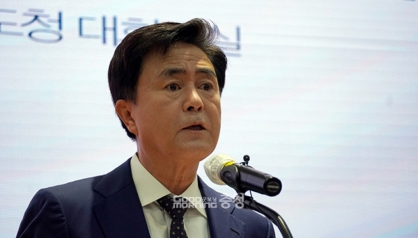 3선 국회의원 출신 김태흠 충남지사가 친정(?)인 국민의힘 상황에 대해 말을 아꼈다. 민선8기 도정이 원만하게 정착되기 전까지는 말을 아끼겠다는 것이다. 그 시점은 오는 연말 정도로 제시했다. (굿모닝충청=이종현 기자)