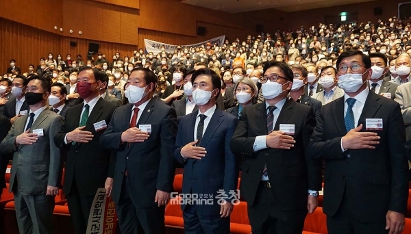 김태흠 지사는 격려사에서 “오늘 우리는 대한민국 국방의 유람인 육사를 충남에 유치하기 위해 최선봉에 섰다. 보다 튼튼한 안보를 향해 충남은 전진할 것”이라며 “육사가 충남에 세워지는 그날까지 우리는 거침없이 행군할 것”이라고 말했다.