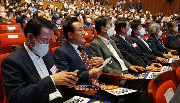 출범식에 참석한 이완섭 서산시장, 백성현 논산시장, 김돈곤 청양군수, 이용록 홍성군수, 최재구 예산군수. (왼쪽부터)