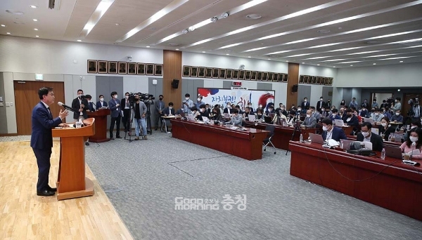 김태흠 지사는 이날 기자회견에서 윤 대통령의 대선공약인 육사 논산 이전을 강력 건의할 것임을 확인한 뒤, 2012년 7월 세종시 출범 이후 사실상 강제 편입된 산림자원연구소 문제가 10년 째 답보 상태를 이어오고 있음을 지적하며 전임 도정을 겨냥했다. (충남도 제공: 이날 현장에는 약 90여 명의 기자들이 참석했다. 역대 최대 규모로 추정된다)