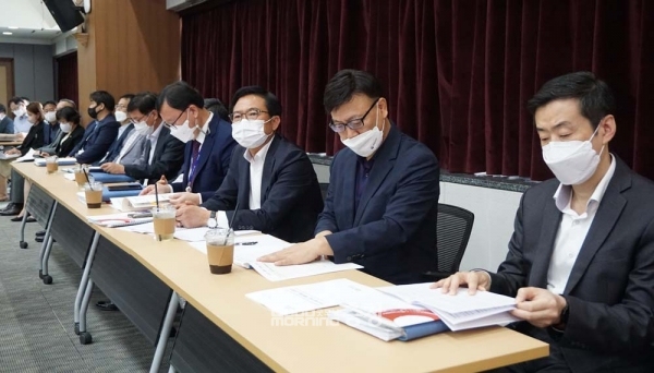 김태흠 지사는 친정인 국민의힘을 향해서는 말을 아꼈다. 당분간 도정 현안 해결에 집중하고, 연말 이후부터는 목소리를 내겠다는 의지도 분명히 했다. (오른쪽부터 이창규 기획조정실장, 이정구 재난안전실장, 김석필 저출산보건복지실장 등)