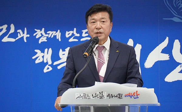 최재구 예산군수는 6일 “취임 후 12개 읍·면을 다녔다. 이 과정에서 군민들로부터 350건이 넘는 민원을 접수받았다”며 “앞으로는 제가 구상한 예산 발전의 밑그림을 바탕으로 군민과 함께 새로운 내일, 하나된 예산을 만들어 나가겠다”고 말했다. (사진=굿모닝충청 이종현 기자)