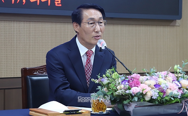 이용록 홍성군수가 내포신도시 이웃인 예산군과 갈등을 줄이기 위해 최재구 군수와 소통하겠다는 의사를 내비쳤다. 상생 행정협의체 구성 필요성도 피력했다. (굿모닝충청 이종현 기자)