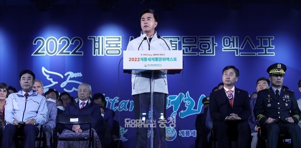 천안 출신 신범철 차관은 국방부 내에서 공감대 형성을 위해 나름의 역할이 있을 것으로 관측되고 있다. (충남도 홈페이지: 7일 오후 진행된 계룡군문화엑스포 개막식에 참석한 신범철 차관이 인사말을 하는 김태흠 지사를 지켜보고 있다)