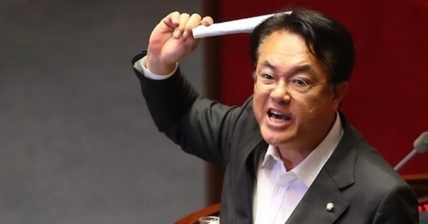 “할아버지는 면장질하면서 적극적으로 친일하고, 아버지는 군부독재에 충성하고, 본인은 친일청산법에 반대하였다.” (류근 시인, 11일 페이스북)/굿모닝충청 정문영 기자