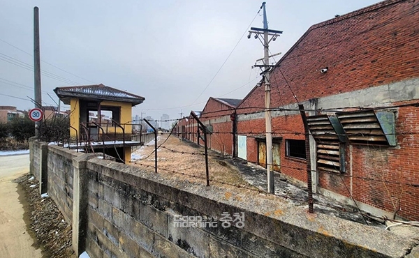 군 역시 노력했지만, 진전은 없었다. 부지 매입과 공장 철거에만 수백억 원이 투입될뿐더러, 수백 톤이 넘는 폐기물 발생 처리가 만만치 않았기 때문이다. (사진=굿모닝충청 이종현 기자)