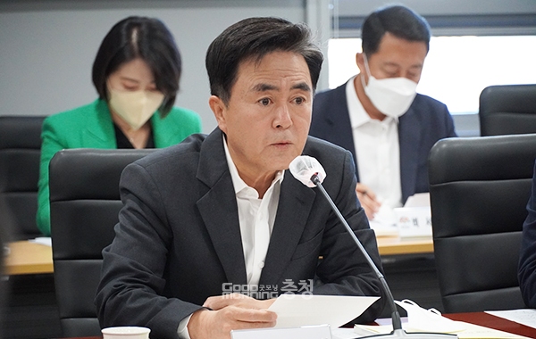 김태흠 충남지사가 공직사회에 서산공항 건설 등 주요 현안 사업의 예타 통과와 국립경찰병원 분원설립 등 공모 대응에 철저를 기할 것을 주문하고 나섰다. (사진=굿모닝충청 이종현 기자)