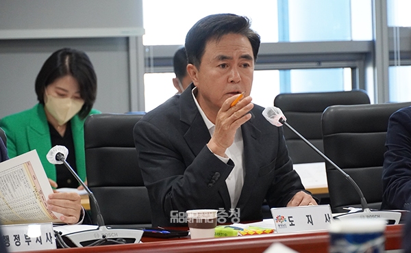 김태흠 충남지사가 공무원 해외연수와 관련 “놀러 가는 것도 아닌데 왜 눈치를 보냐?”며 “일을 배우러 가는 것이다. 눈치 본다는 표현 자체가 어폐”라고 말했다. (사진=굿모닝충청 이종현 기자)