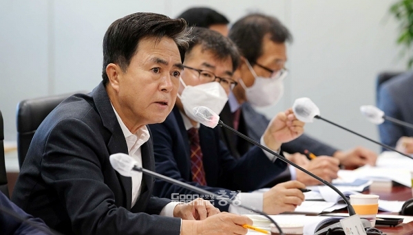 김태흠 지사 역시 이 부분을 고려해 자치행정국을 해체하고자 했을 가능성이 크다는 관측이 조심스럽게 나오고 있다. 민선5기부터 이어진 12년의 민주당 도정에서 인사 상 소외돼 온 공직자들에게 새로운 기회를 주겠다는 의미로도 해석되고 있다. (충남도 제공: 17일 실국원장회의를 주재하고 있는 김태흠 지사)