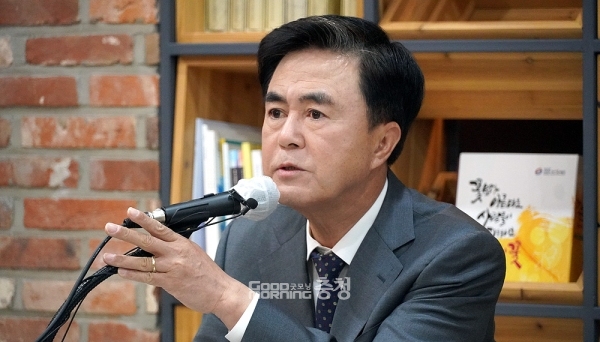 김태흠 충남지사는 19일 “(어제 대통령과) 1시간 20분 정도 만났다. 정치 등 다른 얘기를 하지 않은 상태에서 (도정 현안에 대한) 심도 있는 논의를 나눴다”며 “다만 이런 부분들이 하루아침에 해결될 문제들은 아니다”라고 말했다. (굿모닝충청=이종현 기자)