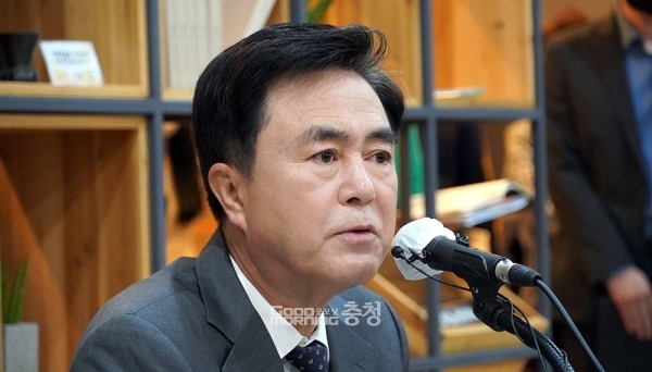 김태흠 충남지사는 19일, 최근 공개된 조직개편안과 관련 “자치행정국의 경우 시·군과의 관계와 도지사 도정 업무를 지원하는 부서인데, 어떻게 보면 지나치게 힘이 많이 실리는 부분”이라며 “도지사가 되기 전부터 이 부분을 개선해야 한다는 생각을 가지고 있었다”고 말했다. (굿모닝충청=이종현 기자)