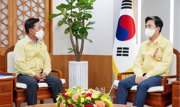 특히 국회 농림축산식품해양수산위원회 위원장을 지낸 김태흠 지사의 경우 그동안 청년농 육성과 스마트팜 단지 조성, 농업인 정년제·연금제 도입 등 농업 분야에 대한 대대적인 혁신을 강조해 왔다는 점에서 이 같은 내용의 조직개편안은 모순이라는 지적도 제기되고 있다. (부여군 제공: 왼쪽부터 박정현 부여군수와 김태흠 충남지사)