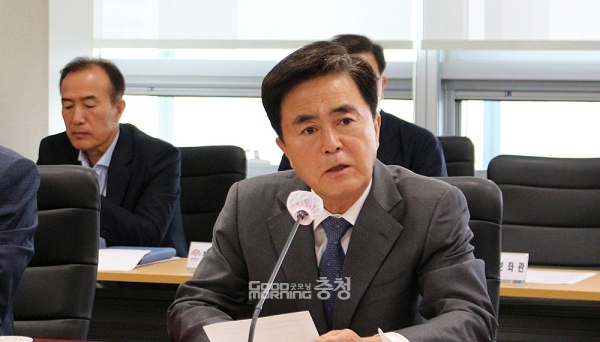 외자 유치를 위해 유럽 출장을 앞두고 있는 김태흠 충남지사가 실국장들의 금요일 근무 행태를 문제 삼으며 개선을 주문하고 나섰다. (굿모닝충청=김갑수 기자)