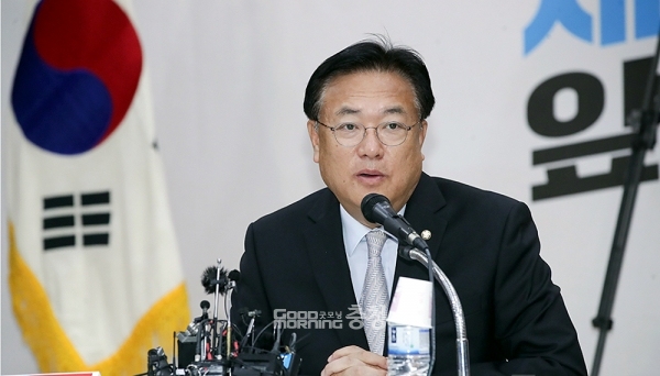 정진석 위원장은 이어 충남 혁신도시(내포신도시) 공공기관 이전과 국립 경찰병원 분원 설립, 국립대 의대 신설 등 윤 대통령 대선공약을 언급한 뒤 “균형발전과 지방분권이라는 목표는 진행형으로, 계속 추진해 나가야 한다”고 강조했다. (국민의힘 홈페이지)