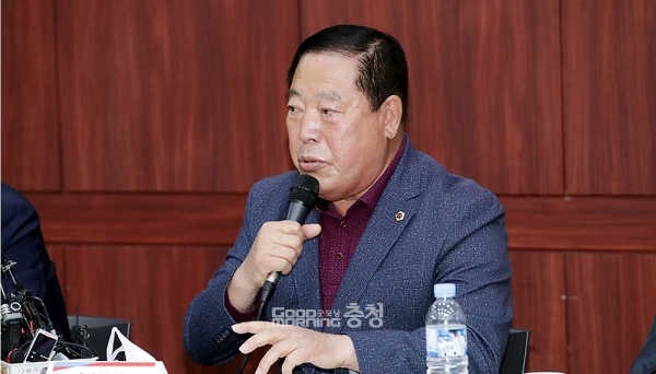 충남도의회를 대표해 참석한 조길연 의장은 “우리 당과 대통령의 지지율이 안 올라가고 있는 것은 조직 정비가 안 됐기 때문”이라며 조속한 사고 당협 정비 필요성과 함께 국비 확보에 대한 지원을 요청하는데 시간을 할애했다. (국민의힘 홈페이지)