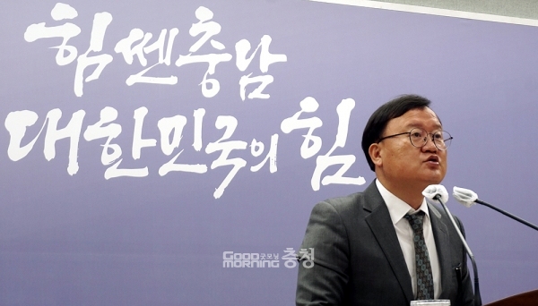 충남도는 도민 불편 최소화와 지역경제 활성화를 위해 7일 이상 소요되는 법정민원 처리 기간을 30% 이상 단축하는 방안을 마련, 오는 7일부터 적용한다고 밝혔다.