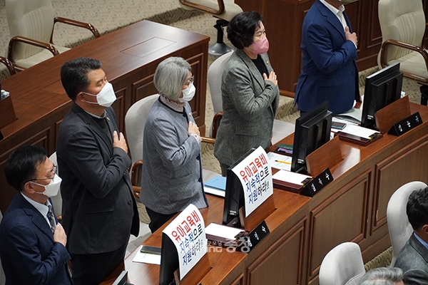 7일 오후 충남도의회 본회의장에서 341회 정례회 1차 본회의가 열리고 있는 가운데, 더불어민주당 소속 의원들이 자리에 “유아교육비 지속적으로 지원하라”라고 적힌 피켓을 내걸었다. (사진=굿모닝충청 이종현 기자)
