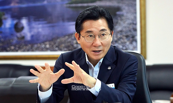 박경귀 아산시장은 11일 “우리는 경찰병원 분원 설립 의제를 최초로 발굴했다. 또 대통령 공약과 제20대 대통령직 인수위원회 충남 7대 공약·15대 정책과제 반영까지 이뤄냈다”며 “우보만리(牛步萬里) 정신으로 경찰병원 분원 건립을 준비한 것을 잊지 말길 바란다”고 밝혔다. (자료사진: 아산시 제공/ 굿모닝충청=김갑수 기자)