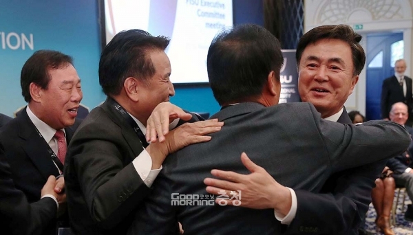 김태흠 지사가 이처럼 직접 기자회견에 나서기로 한 것은 육사 이전에 대한 중앙언론의 관심을 이끌어내기 위한 차원으로 해석되고 있다. (충남도 제공: 2027 하계세계대학경기대회 유치에 성공한 김태흠 지사 등이 환호하고 있다)