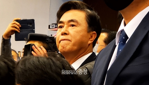 김태흠 지사는 “여러분의 반대 의견도 듣겠다. 우선 제 얘기를 들어 달라. 여기는 토론회 자리다. 적절치 않은 행동”이라며 “육사는 대한민국 국민의 것이다. 국민들이 결정할 수 있게 하자. 국민들이 반대하면 동의하겠다”고 호소했으나 별 소용은 없었다.