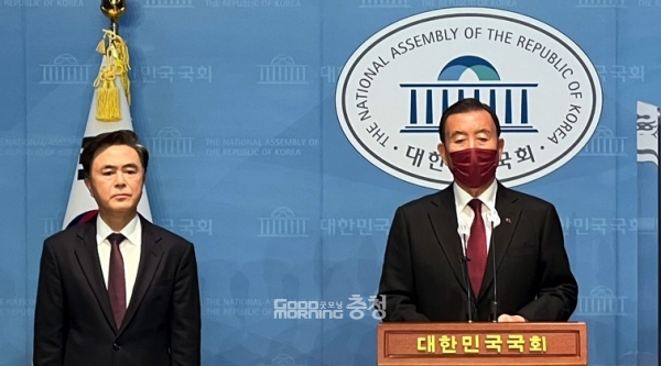 국민의힘 홍문표 국회의원(홍성·예산)은 15일 육군사관학교 충남 논산 이전과 관련 “대통령은 약속하고 장관은 반대하는 이런 경우가 어디 있나?”며 “이렇게 첨예한 마찰이 있을 경우 국민이 결정해야 하는 것”이라고 말했다. (의원실 제공: 왼쪽부터 김태흠 충남지사와 홍문표 국회의원/ 굿모닝충청=김갑수 기자)