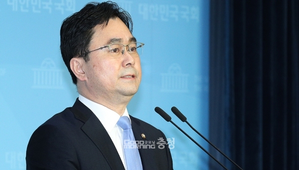 더불어민주당 김종민 국회의원(논산·계룡·금산)은 15일 “나와 의견이 다르다고 상대방을 향해 욕설하고 고성을 지르고 폭력을 행사해서는 더더욱 안 될 일”이라며 “이건 민주주의가 아니다”라고 밝혔다. (자료사진: 의원실 제공/ 굿모닝충청=김갑수 기자)