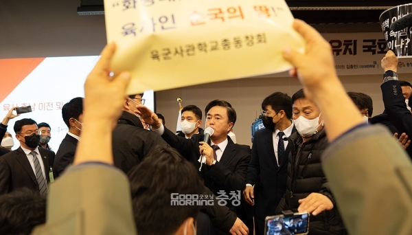 김태흠 지사는 마이크를 잡고 “육사는 대한민국 국민의 것이다. 국민들이 결정할 수 있게 하자. 국민들이 반대하면 동의하겠다”고 호소했으나 별 소용은 없었다. (제공)