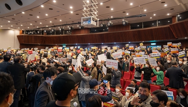 이들이 든 피켓에는 “국민세금 엉뚱한데 낭비하려는 김태흠을 박살내자”에서부터 “우파분열 앞장서며 정권붕괴 도모하나?”, “김태흠 주사파” 등 선이 넘는 구호를 외치기도 했다. (제공)