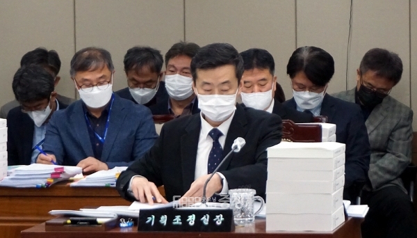 이창규 충남도 기획조정실장은 17일 “단순하게 예산 집행을 잘못했거나 아니면 착오가 있거나 이런 차원에서 지적하는 게 아니라, 구조적인 문제가 왜 계속 발생하는지에 대한 근본적인 원인을 파악하고 거기에 대한 개선 대책을 마련해야 한다고 생각하고 있다”고 말했다. (굿모닝충청=김갑수 기자)