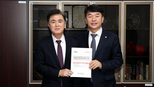 김태흠 충남지사가 정부예산 확보를 위해 막판 총력전을 펴고 있다. (충남도 제공: 왼쪽부터 김태흠 지사와 문진석 국회의원/ 굿모닝충청=김갑수 기자)