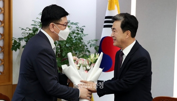 김태흠 충남지사가 육군사관학교 논산 이전 실행력 확보를 위해 대한민국시도지사협의회와 적극 협력하는 방안을 모색 중인 것으로 20일 전해졌다. (페이스북: 지난 18일 이영달 대한민국시도지사협의회 사무총장과 만난 김태흠 지사/ 굿모닝충청=김갑수 기자)