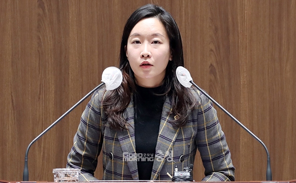 그러자 이 의원은 “교육청 재정이 여유롭다는 이유로 지원을 뒷받침하지 않겠다는 건 도민에게 약속을 이행하지 않겠다는 것과 다름없다”고 지적했다. (사진=충남도의회 제공/굿모닝충청 이종현 기자)