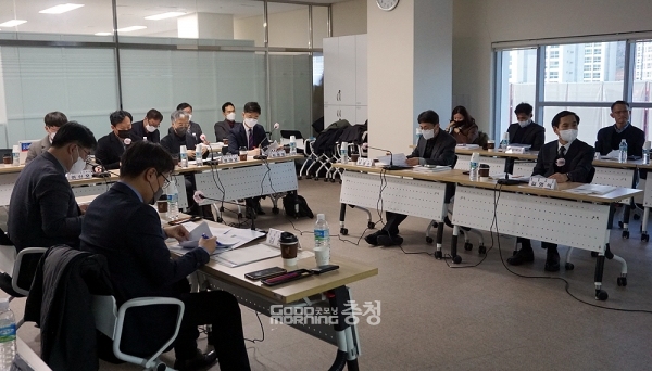 충청권 지방은행을 설립할 경우 다음해부터 흑자로 전환될 거란 관측이 제기됐다. 또한 설립 10년 뒤에는 5343억 원의 흑자와 함께, 경영안정기에 접어들 경우 직원 수가 1697명까지 증가할 것으로 예측됐다. (굿모닝충청=김갑수 기자)