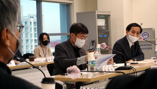 충청권 지방은행 설립을 공동 추진 중인 4개 시·도가 도민 주주 방식 보다는 전략적 투자자(SI: Strategic Investor) 모집에 집중하기로 했다. (왼쪽부터 우경수 충북도 경제기업과장과 길영식 충남도 경제실장/ 굿모닝충청=김갑수 기자)