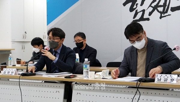 김영빈 대전시 경제과학국장은 “현재 대전투자청 관련 절차를 진행하고 있다. 기업금융 전문은행과 충청권 지방은행을 병행 추진하려는 생각을 가지고 있다”며 “어려운 부분이 있겠지만 기업금융 전문은행은 향후 충청권 지방은행과 지주회사 형식 등 연계될 수밖에 없을 것”이라고 전망했다.