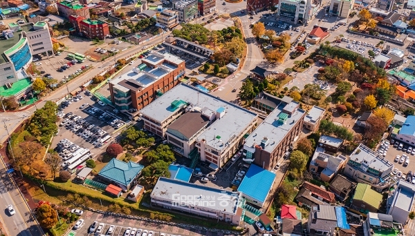 이완섭 시장은 최대 현안 중 하나인 시청사 이전과 관련 “1700여 공직자들만 근무하는 그들의 집이 아닌, 18만 시민 모두의 집”이라며 “대외적으로는 우리의 자존과도 같다”고 강조했다. (자료사진: 서산시 제공)