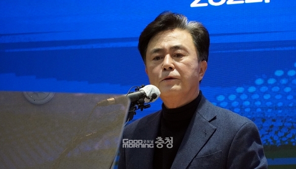 김태흠 충남지사는 22일 “KBS가 약진하는 것 아니냐는 얘기가 있는데 저는 항시 귀가 열려 있다”며 “어느 지역 출신이냐는 것보다도 그 직책에 누가 맞느냐, 안 맞느냐 하는 부분으로 인사할 것”이라고 말했다. (굿모닝충청=이종현 기자)