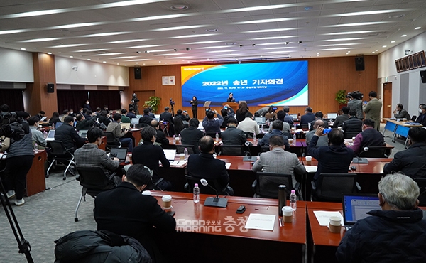 김 지사는 “도민과 함께 만들고 풀어가야 할 과제이자 약속을 지키면서 민선8기 도정의 자랑스러운 역사를 써 나가겠다”고 약속했다. (사진=굿모닝충청 이종현 기자)