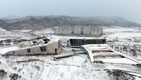 충남도가 8억5000만 원을 들여 진행한 공공기관 경영효율화 추진방안 연구용역 최종보고회가 28일로 예정된 가운데, 통·폐합 대상에서 빠지려는 기관 안팎의 몸부림이 이어지고 있다. (자료사진: 충남도 제공/ 굿모닝충청=김갑수 기자)