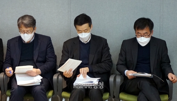 왼쪽부터 구기선 예산담당관과 이창규 기획조정실장, 전형식 정무부지사가 26일 오전 도청 프레센터에서 진행된 김태흠 지사의 기자회견을 경청하고 있다. (굿모닝충청=김갑수 기자)