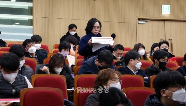 28일 오전 내포신도시 충남도서관에서 진행된 공공기관 경영효율화 추진방안 연구용역 최종보고회에 참석한 종사자들이 우려의 목소리를 쏟아냈다. (청소년진흥원 관계자가 기관 명칭에 대한 문제를 제기하고 있다/ 굿모닝충청=김갑수 기자)