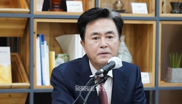 김태흠 충남지사는 2일 “지난 6개월을 뒤돌아보면 집권여당이 국민들에게 기대감과 희망을 주는 부분에 대해서는 후한 점수를 줄 순 없다”며 “전당대회를 통해 새롭게 거듭나고, 집권여당으로서 안정감과 기대를 줄 수 있어야 한다”고 말했다. (굿모닝충청=김갑수 기자)