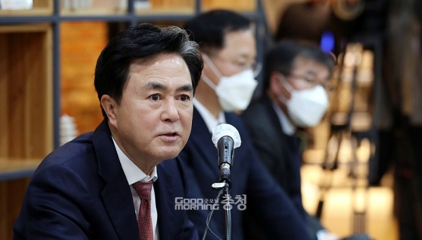 김태흠 충남지사가 통·폐합 대상 공공기관의 본원을 내포신도시에 두기로 한 것과 관련, 수요가 많은 지역과 함께 도내 균형발전 문제를 동시에 고려해 최종 결정하겠다는 입장을 밝혔다. (충남도 제공/ 굿모닝충청=김갑수 기자)