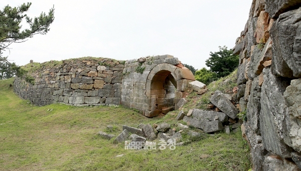 가세로 군수는 또 “안흥진성에 대한 복원 사업은 순조롭게 진행되고 있다. 발굴조사도 착수할 것”이라며 “우리 국민들이 국가사적 560호인 안흥진성에 왔다가 제대로 구경도 못하고 돌아간다면 그건 아주 불행한 일”이라고 목소리를 높였다. (태안군 제공)