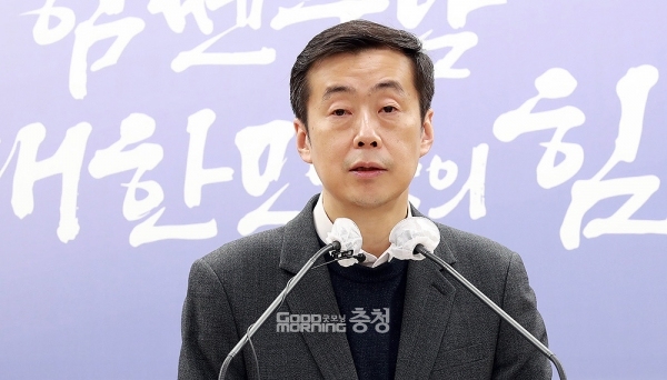 이창규 충남도 기획조정실장은 4일, 공공기관 통·폐합 추진으로 인해 문화관광재단으로 사실상 흡수될 예정인 부여군 소재 백제문화제재단과 관련 “공주시, 부여군과 충분히 협의할 계획”이라고 말했다. (브리핑을 진행 중인 이창규 기획조정실장: 충남도 제공/ 굿모닝충청=김갑수 기자)