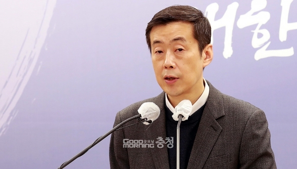 총 25개 공공기관을 18개로 통·폐합하는 방안을 추진 중인 충남도가 해당 기관에 대한 해산 절차를 최대한 빨리 진행하겠다는 입장을 밝혔다. (충남도 제공: 브리핑을 진행 중인 이창규 기획조정실장/ 굿모닝충청=김갑수 기자)